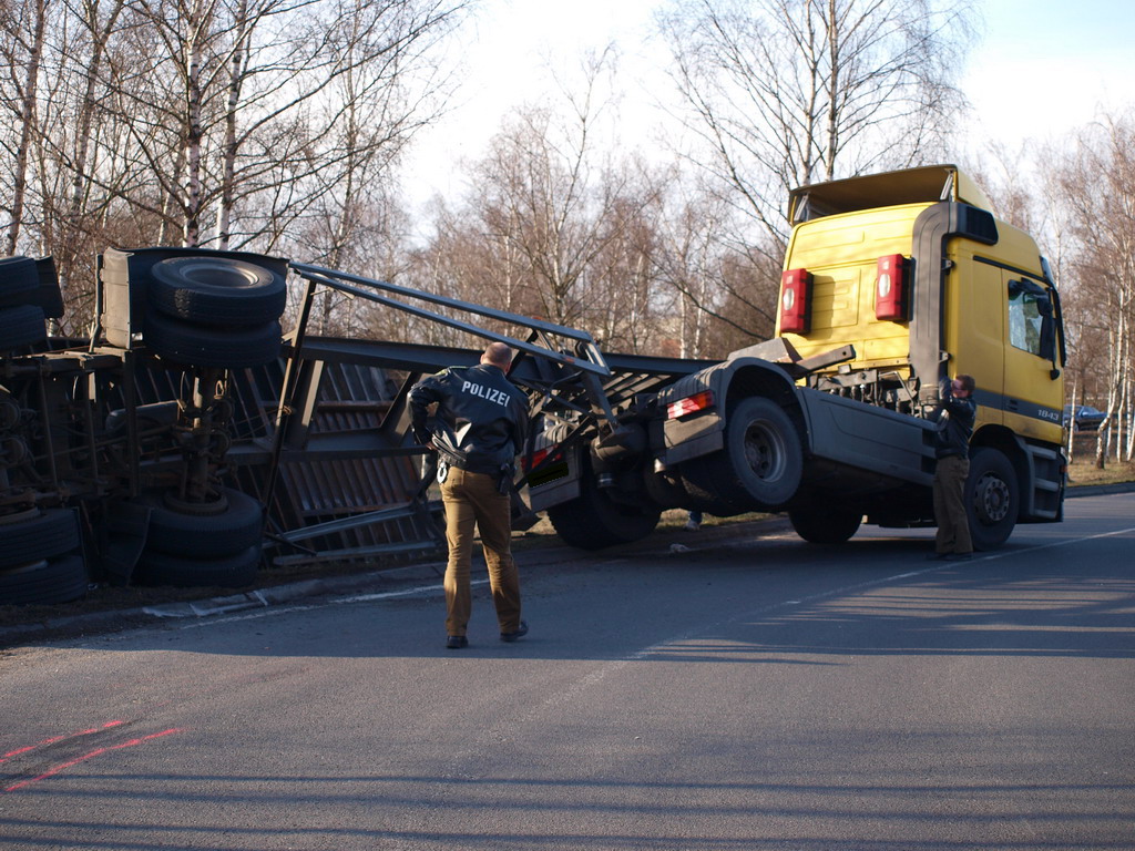 LKW verliert Container Koeln Niehler Ei P025.JPG